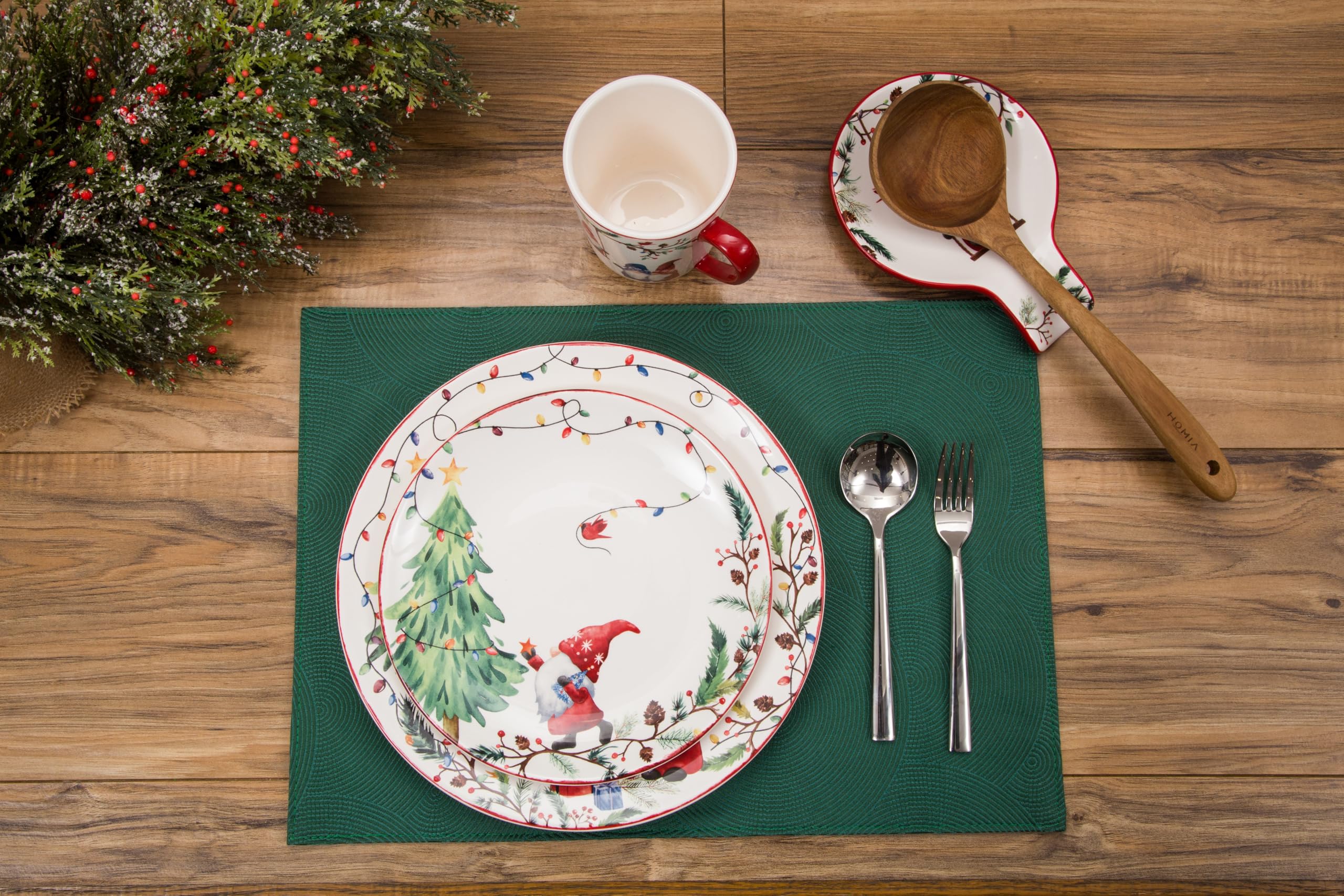 Bico microwave-safe plate ready for quick reheating with festive design