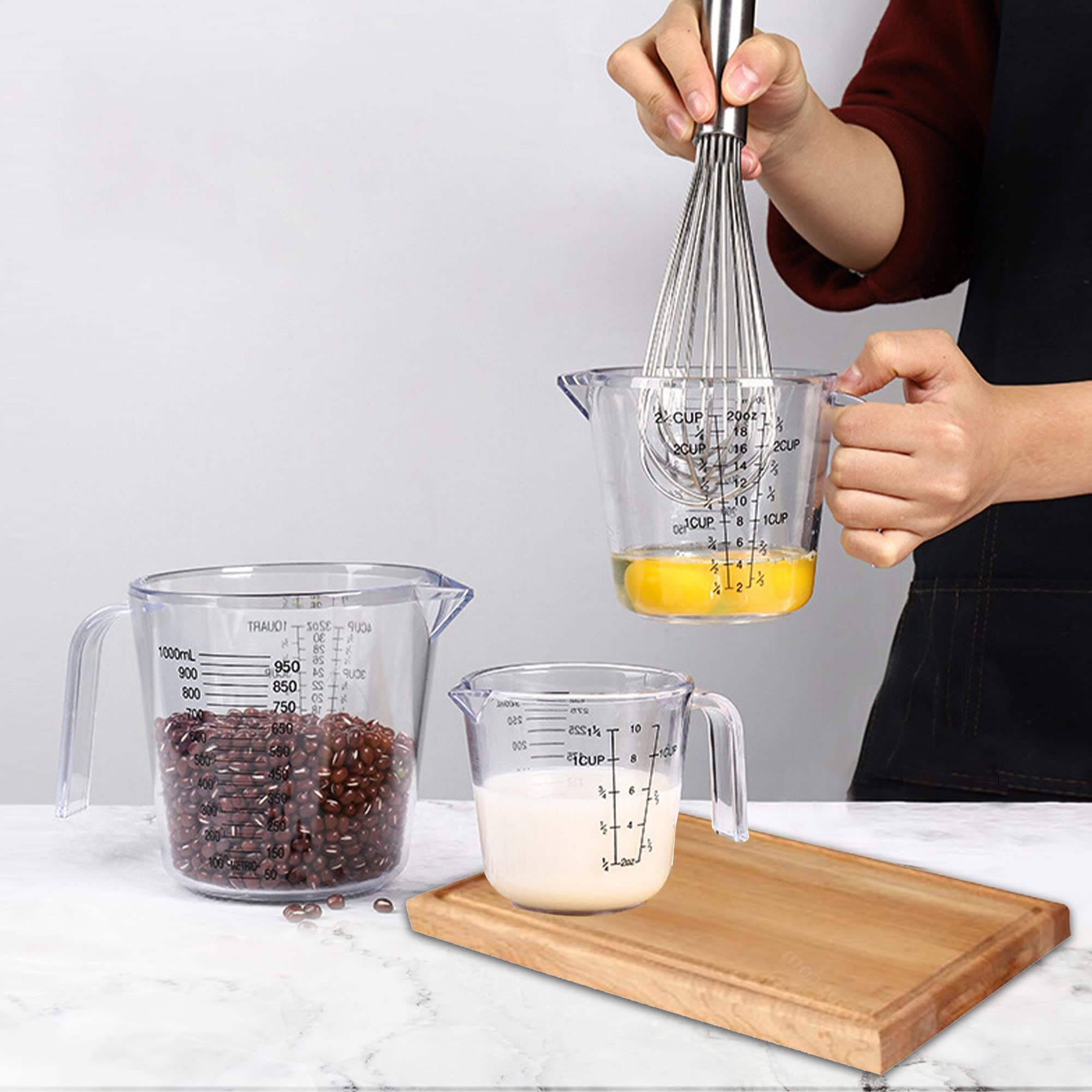 Ergonomic handle on BINGBING measuring cups for easy pouring