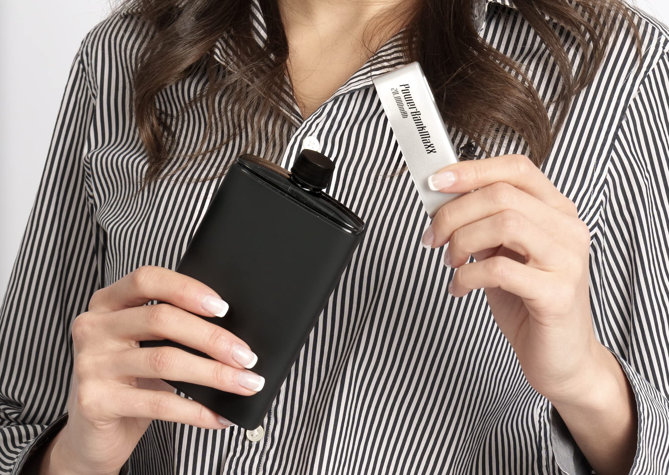 Binocktails Bev-Bank Flask light indicator enhances the authentic look.