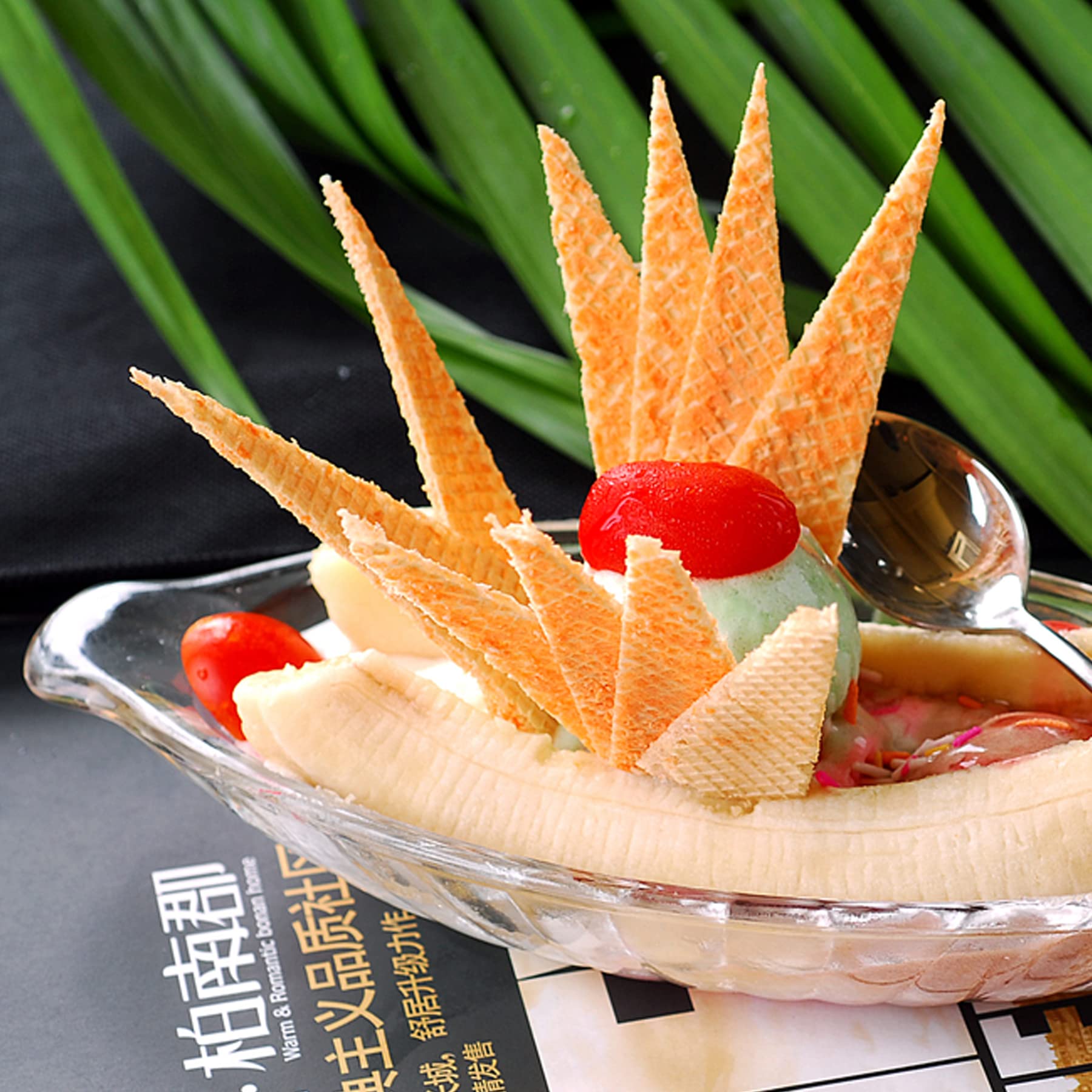 Binsakao elegant dessert set complements modern table decor.
