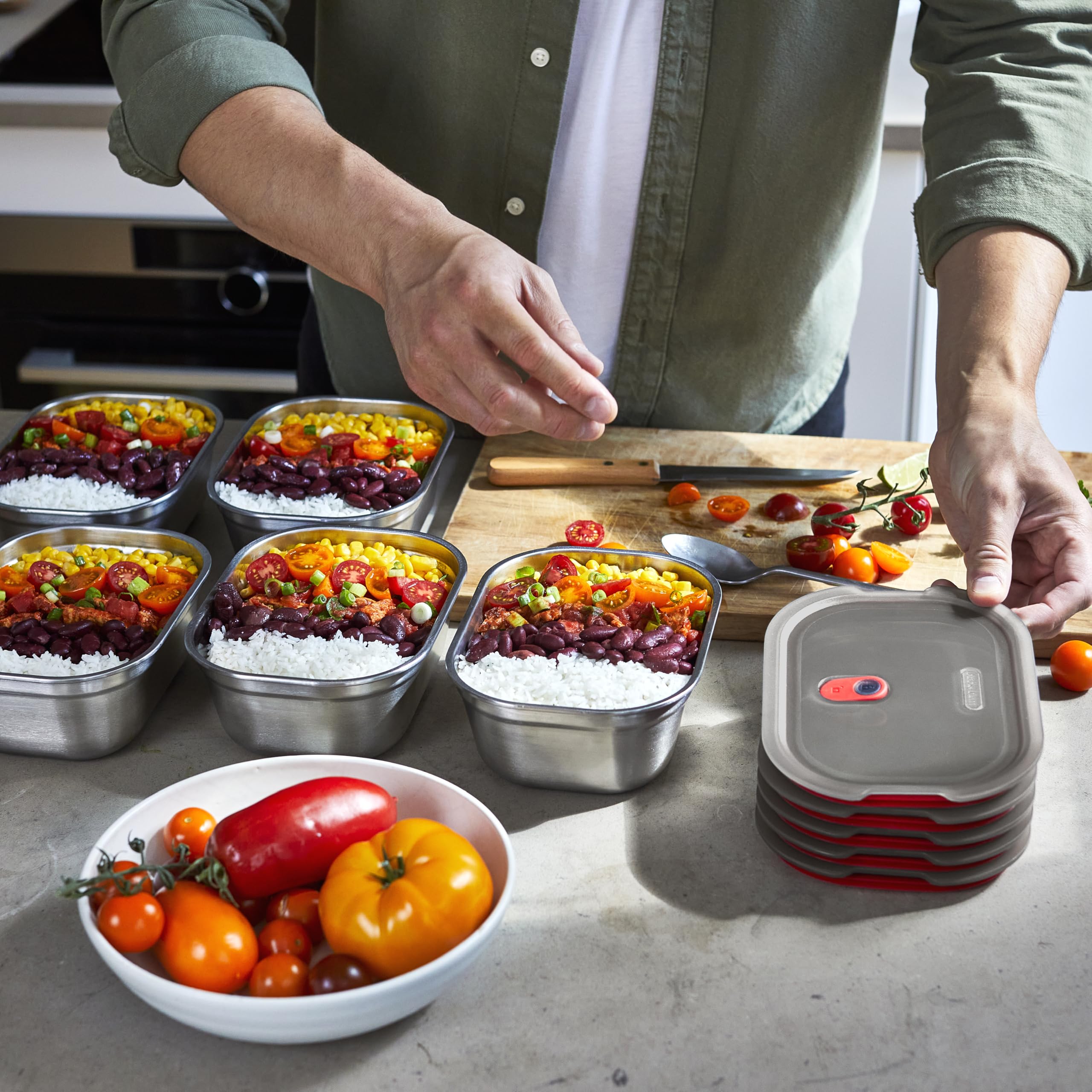 BLACK + BLUM leak-proof lid with silicone seal and vacuum seal