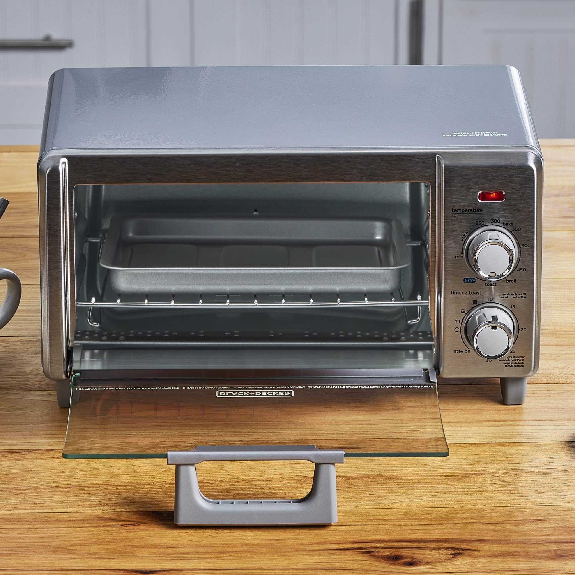 BLACK+DECKER Removable crumb tray for easy cleanup and maintenance.