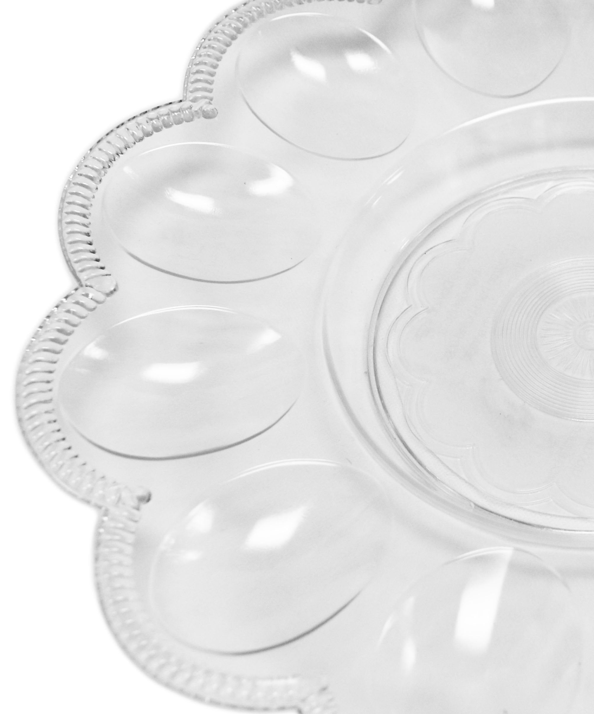Center bowl offers space for dips or toppings.