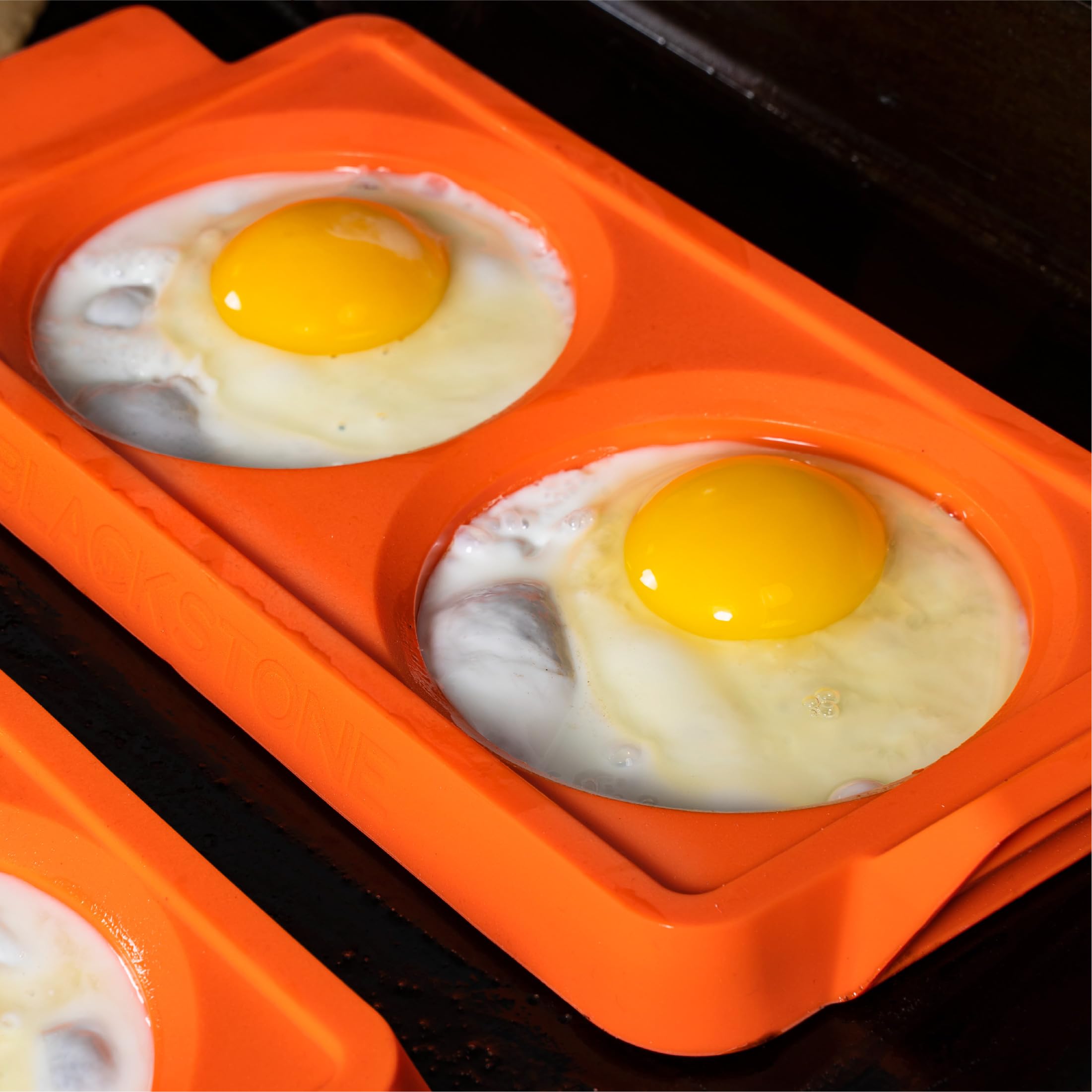 BLACKSTONE 5600 omelet ring shaping a round omelet