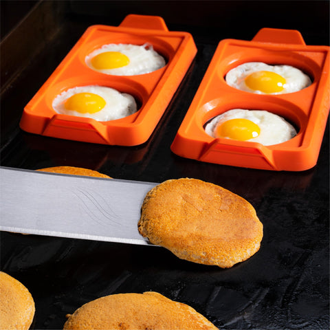BLACKSTONE 5600 pancake ring in use on griddle