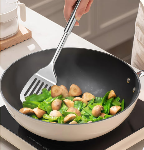 Blithely stainless skimmer keeps bubbles under control during frying.