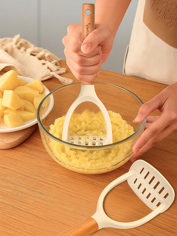 Blithely silicone pasta spoon in action for easy stirring