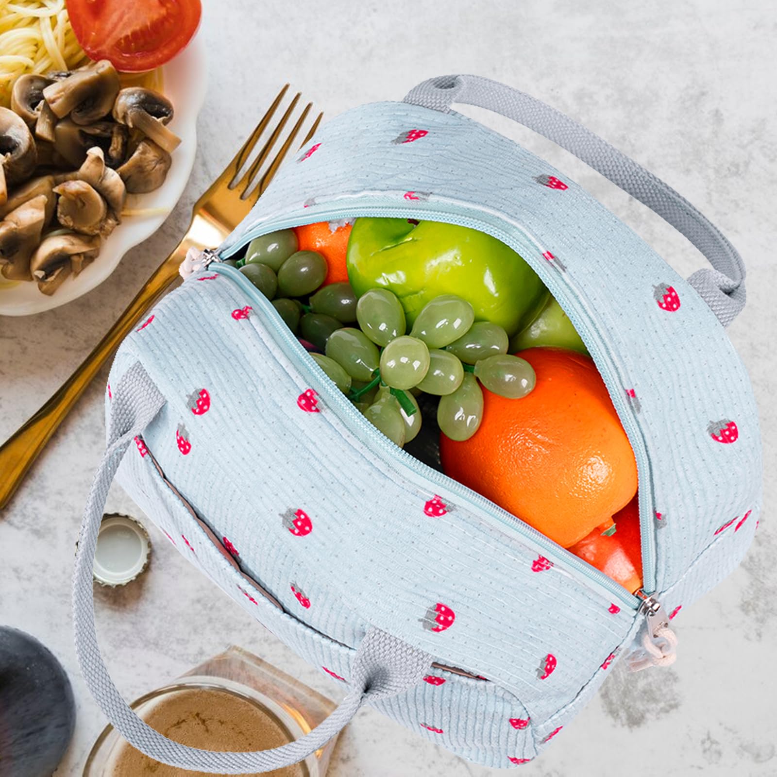 Bluboon lunch bag front pocket offers quick access to cards and keys.