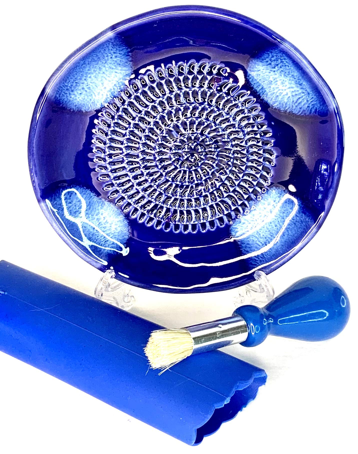 BonCera center ridges grate garlic and ginger with precision
