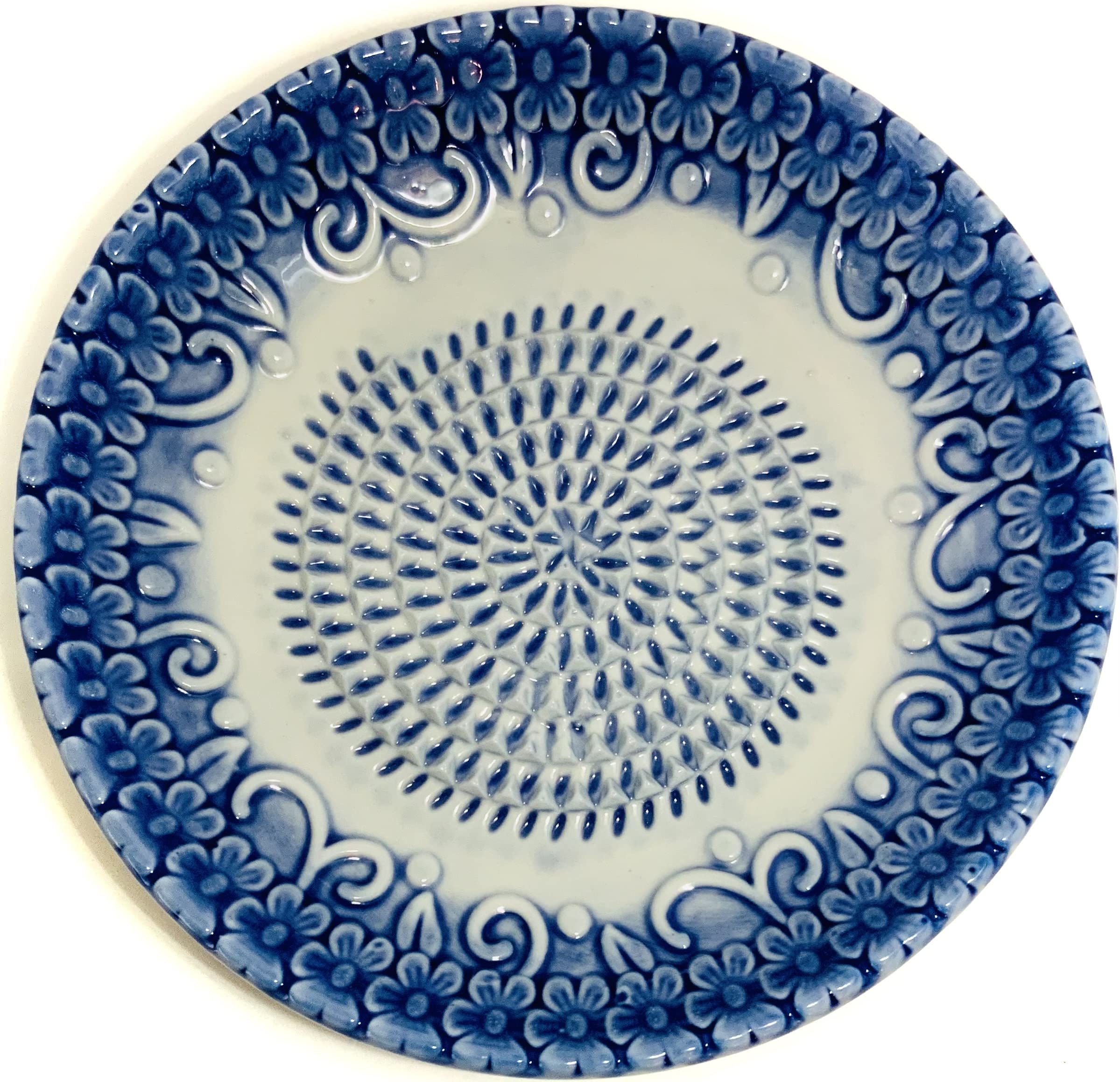 BonCera gathering-brush helps remove shredded ingredients from the plate.