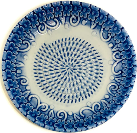 BonCera gathering-brush helps remove shredded ingredients from the plate.