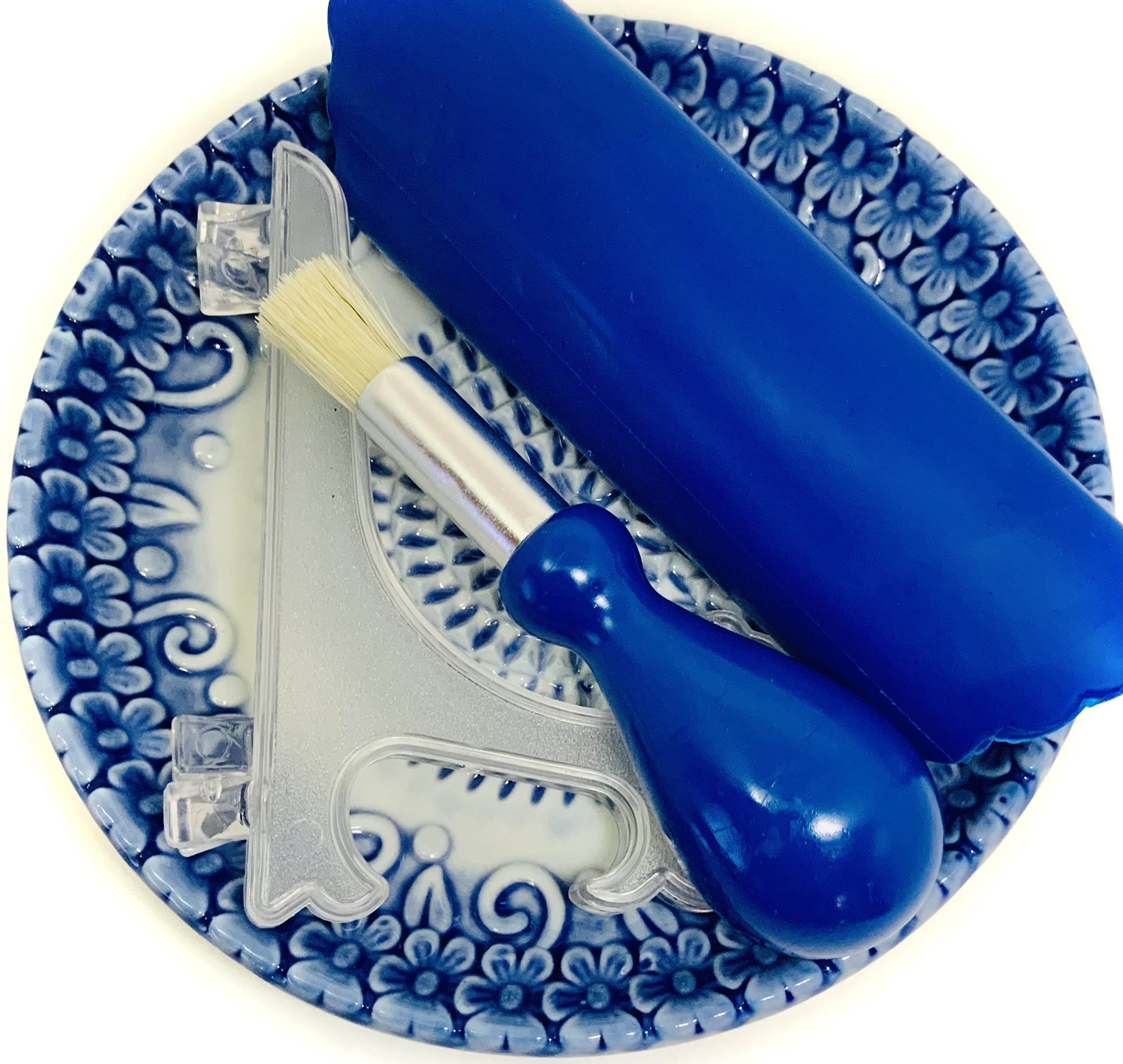 BonCera peeler-tube enables easy garlic peeling before grating.