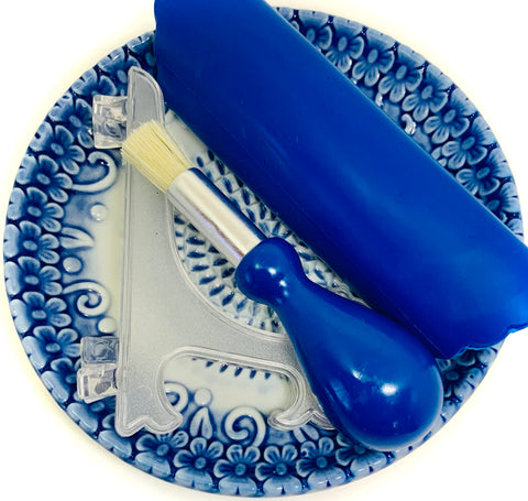 BonCera peeler-tube enables easy garlic peeling before grating.