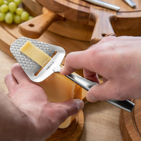 Boska Monaco+ ergonomic handle enables comfortable, precise cheese cutting.