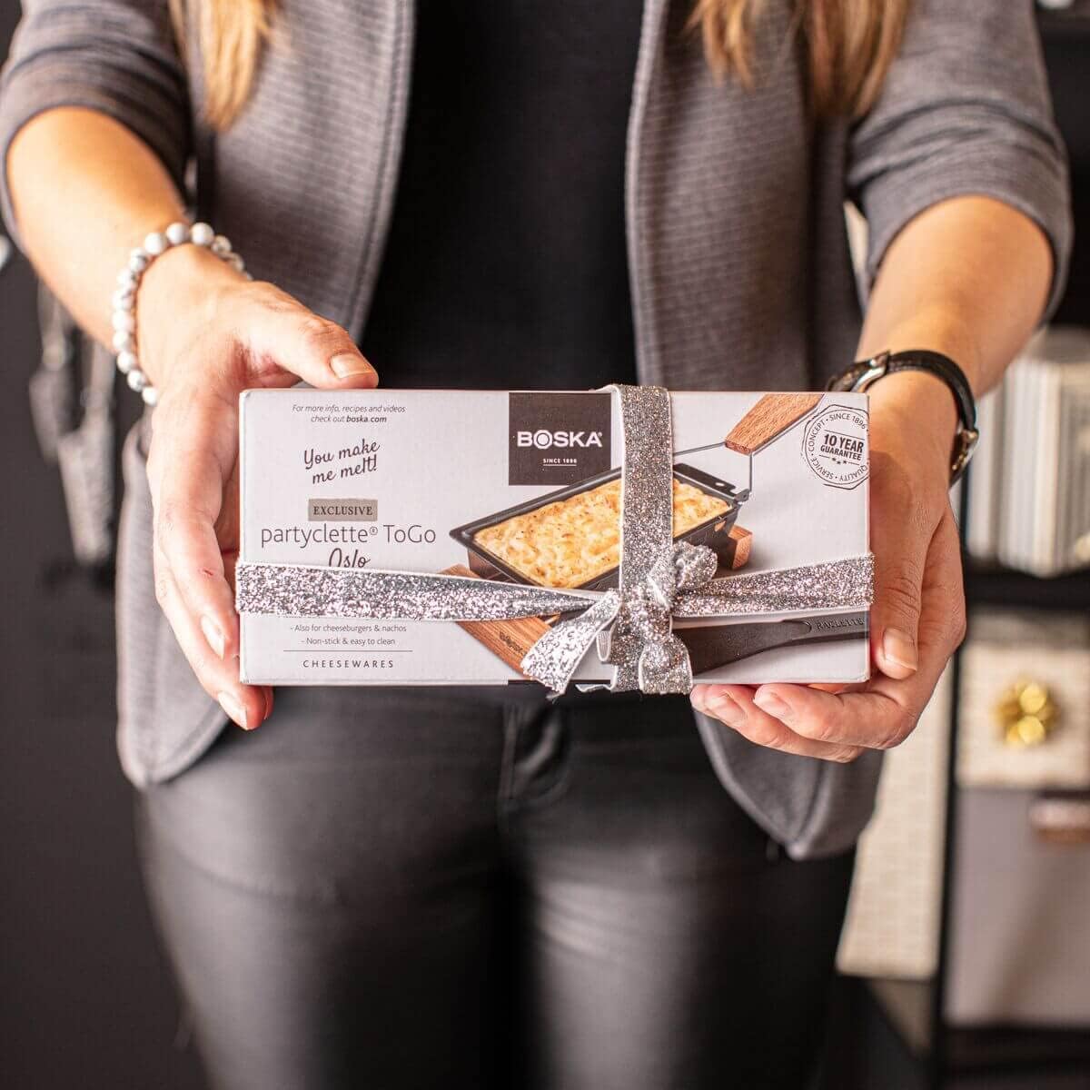 Boska Partyclette To-Go serving spatula slides melted cheese smoothly.
