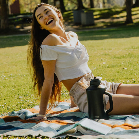 BOTTLE BOTTLE dual-use lid offers easy sipping or pouring