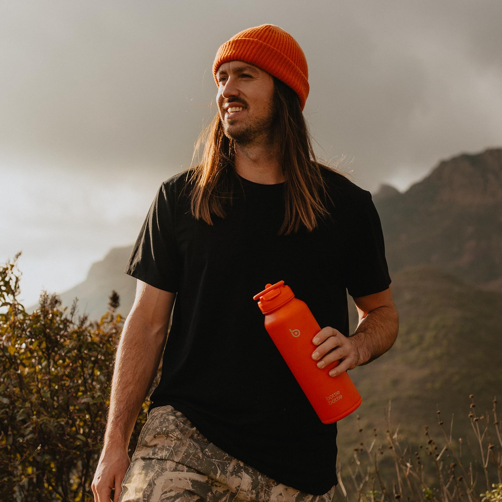 BOTTLE BOTTLE orangered finish adds visibility during outdoor activities.