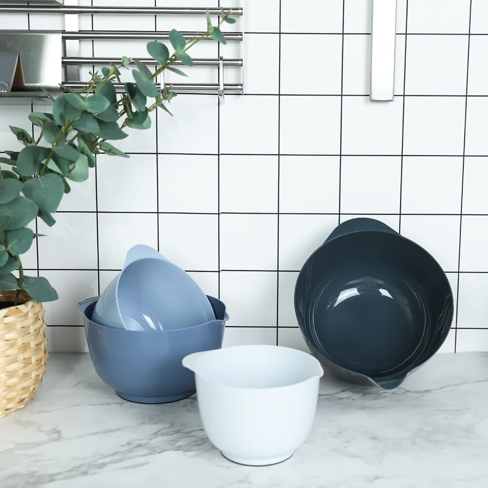 BoxedHome bowls with non-slip base prevent slipping during mixing.