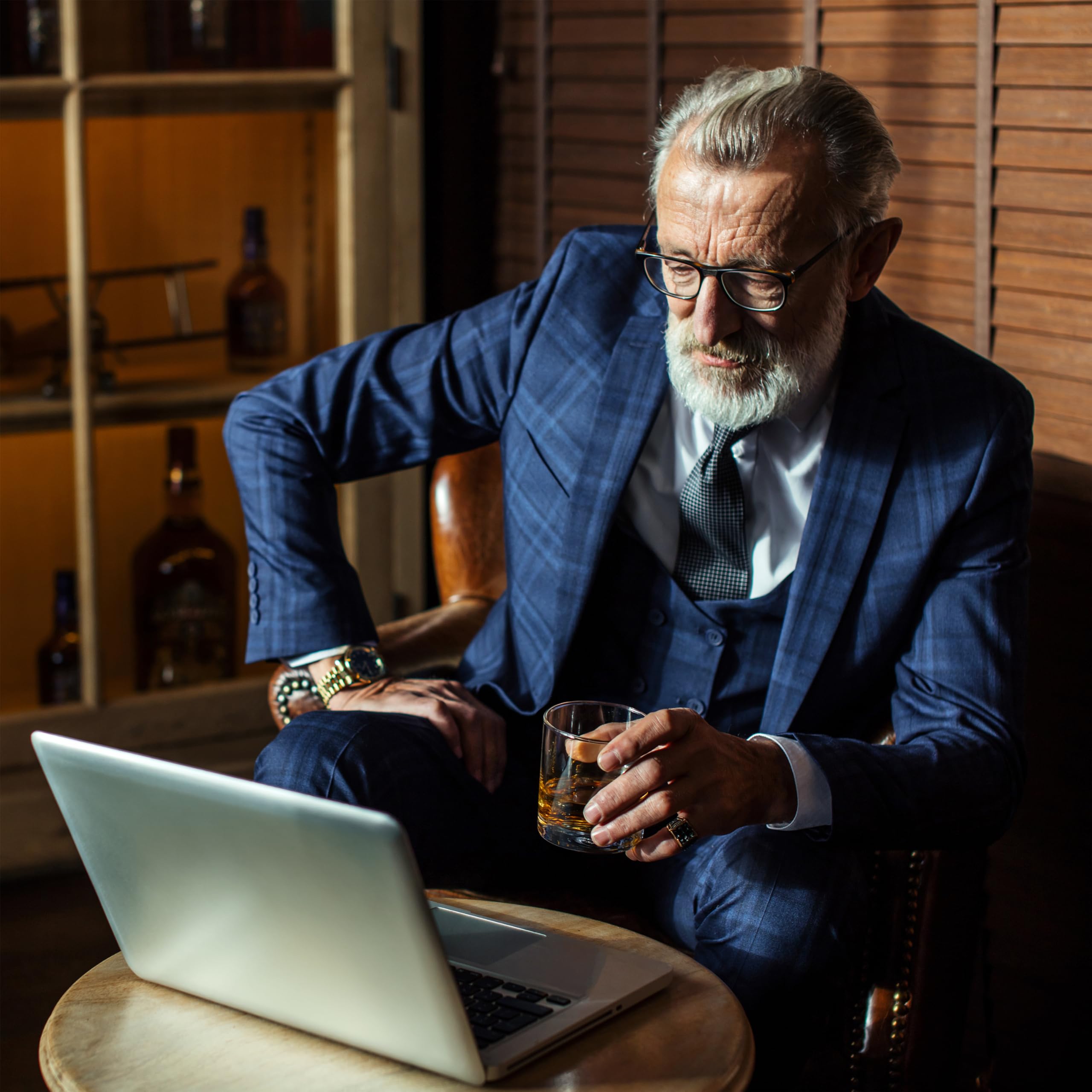 Bravario table-top setup shows cocktail-ready glasses for gatherings and conversation.