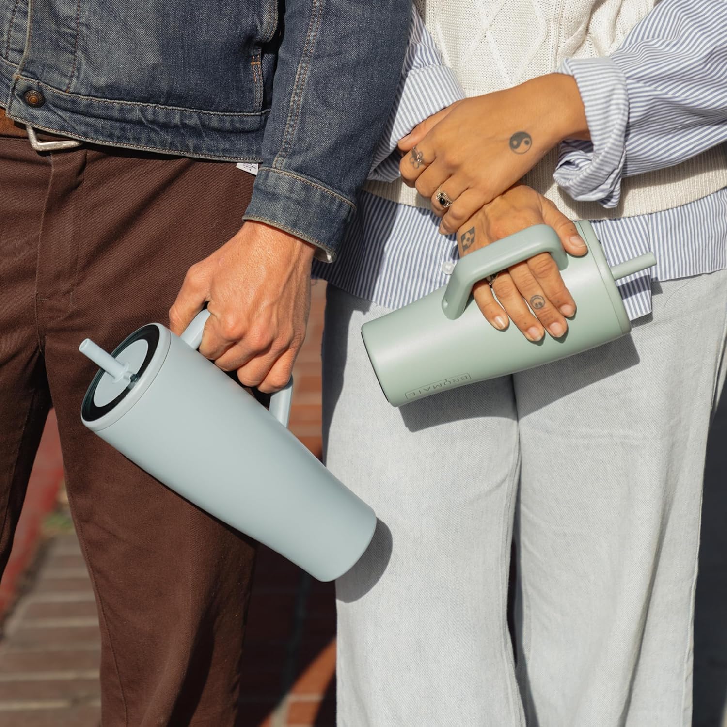 BrüMate Era 30oz fits most cup holders for travel convenience.