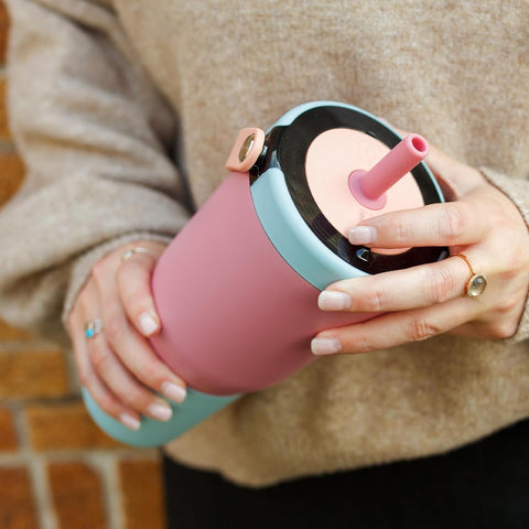 BrüMate Resa 25oz with a handle for easy carrying on the go.