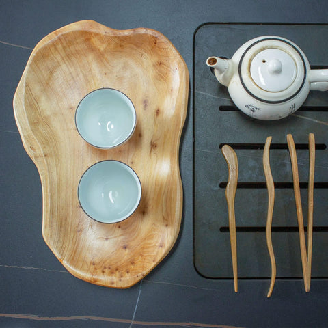 BTEOBFY appetizer display tray keeps crackers and fruit organized.
