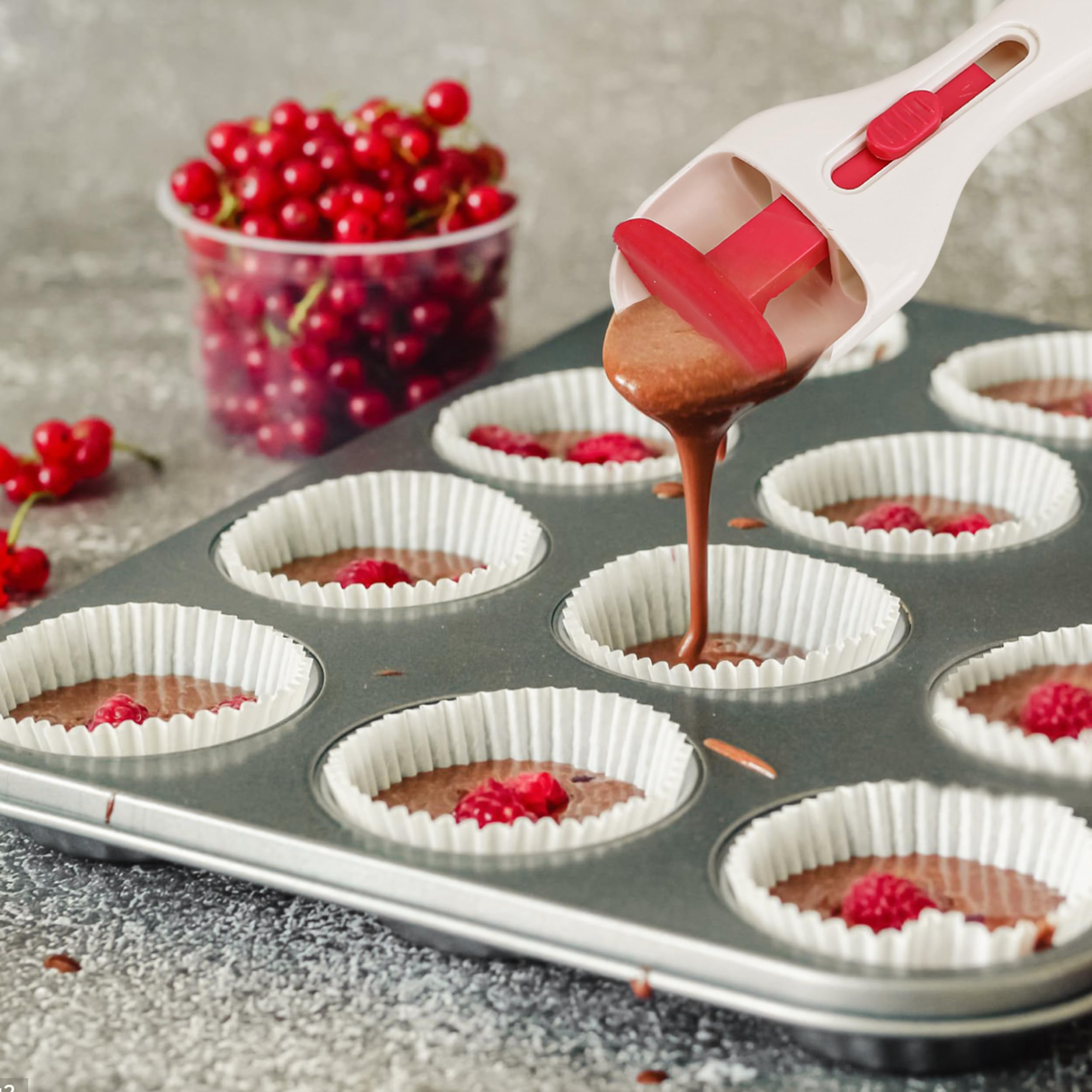 BuleVina ergonomic scoop handle reducing spills during pouring