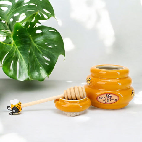 Pouring honey from the jar into tea.