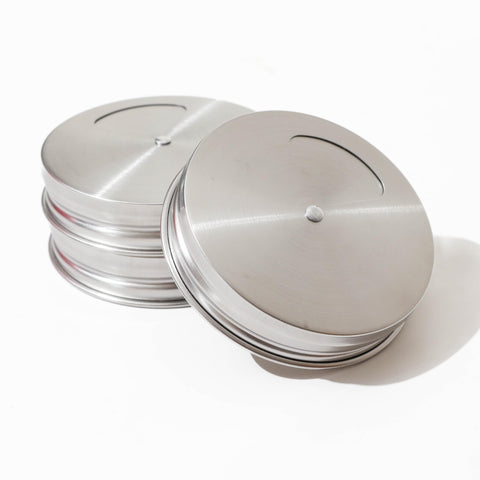 ByteX pour-design spice lid makes sprinkling spices precise and simple.