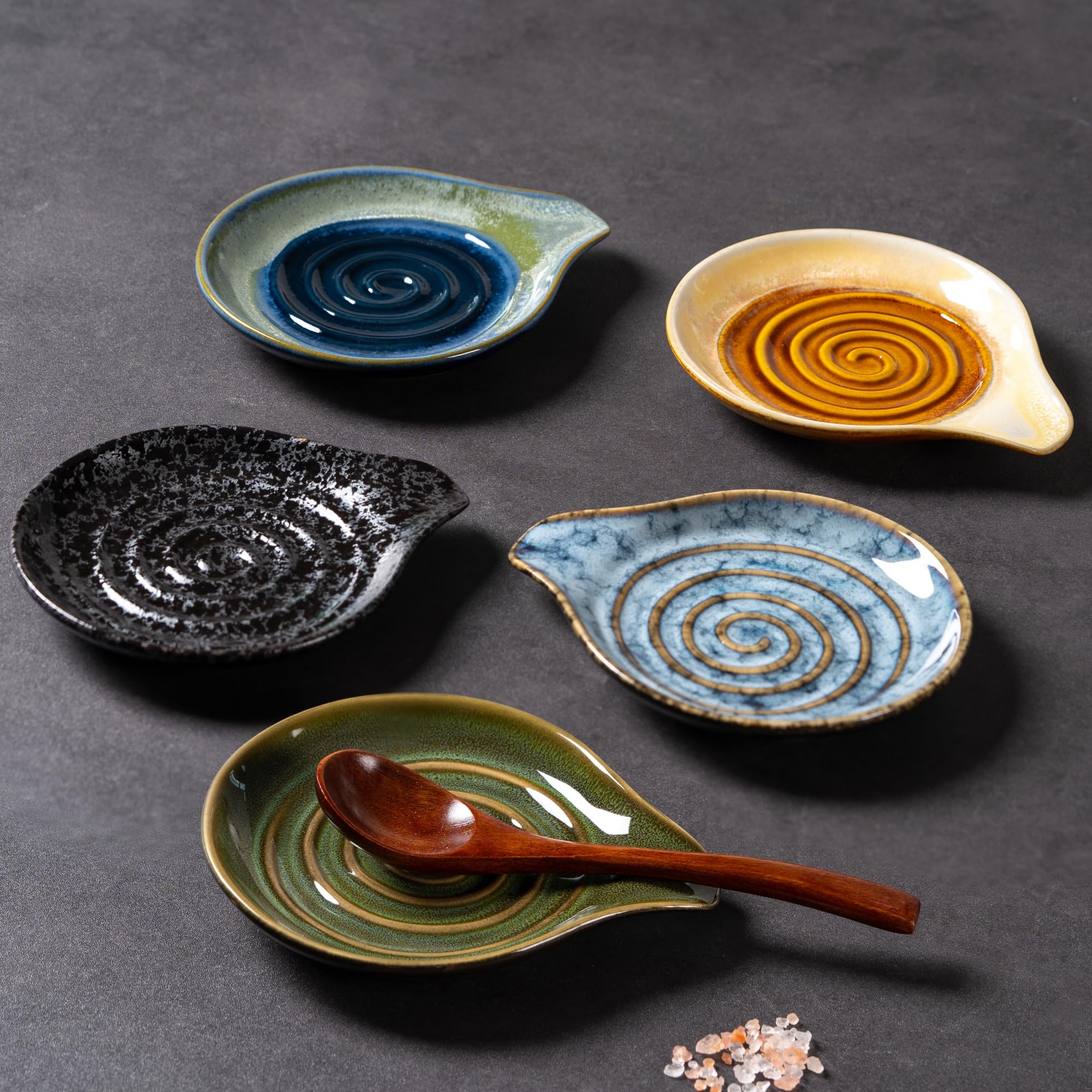 Heat-resistant Caigmo spoon rest stays put on the stove during cooking.