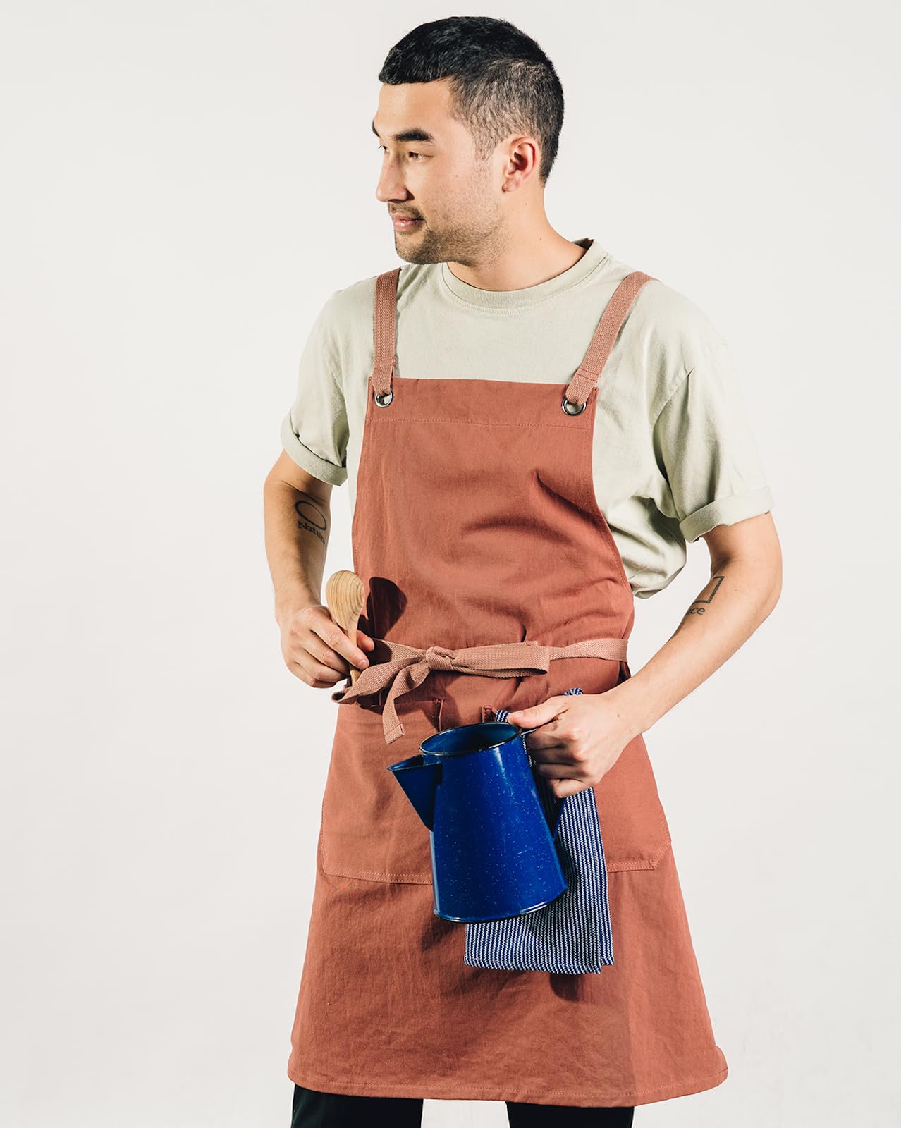Caldo Crossback Apron rugged pockets provide tool access during service.