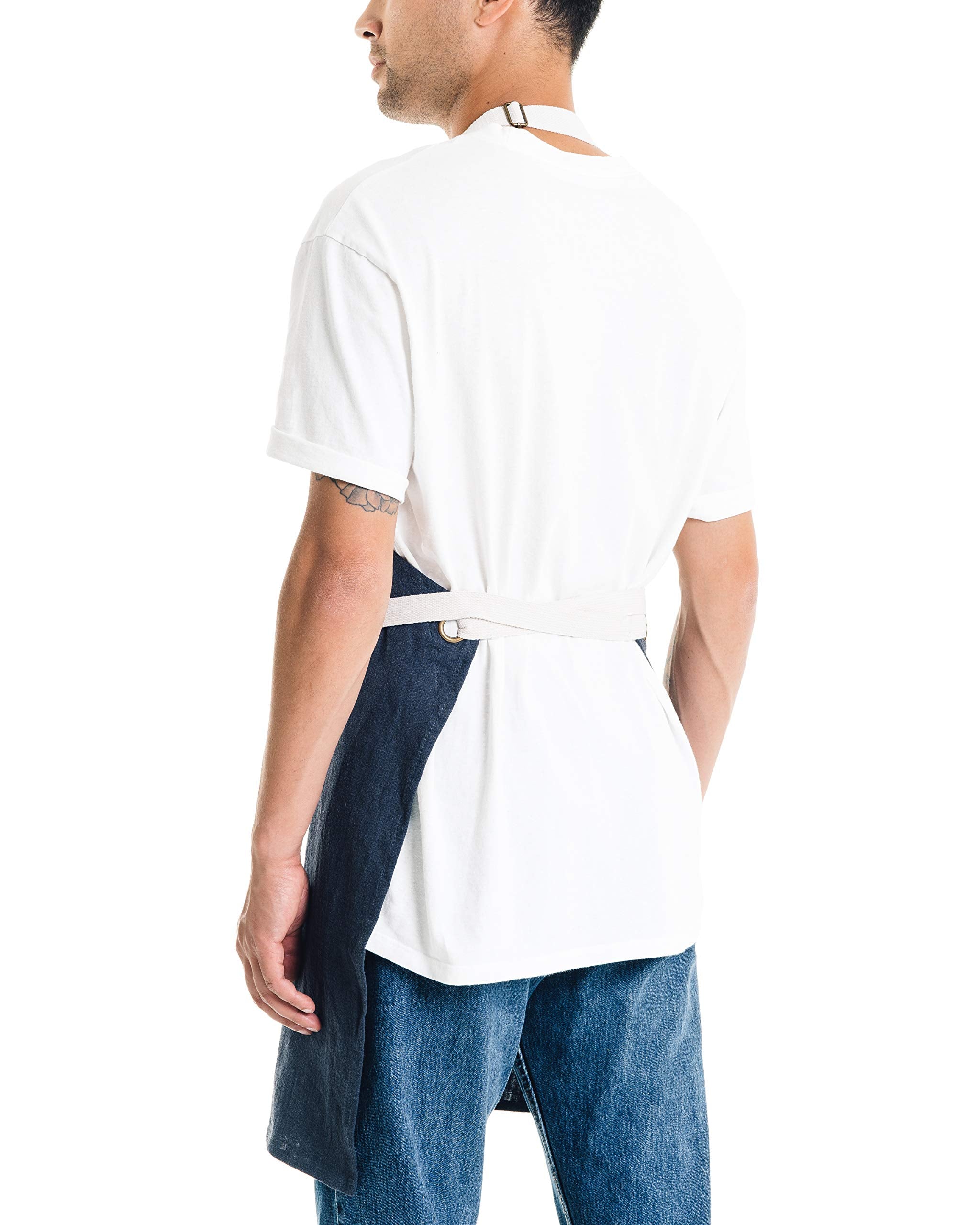 Caldo linen apron back view, highlighting adjustable straps for comfort