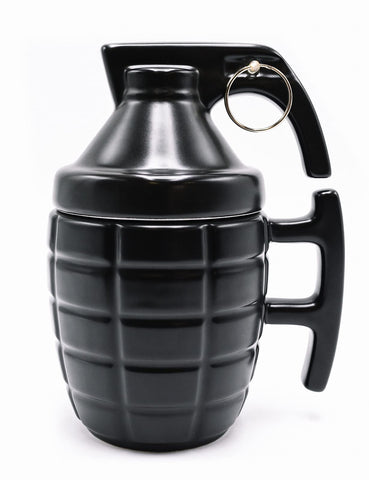 Caliber Gourmet grenade ceramic mug with lid in black, ideal for hot coffee on the go.