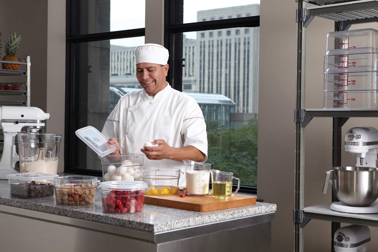 Cambro Camwear 1-Pint measuring cup, side view, durable polycarbonate.