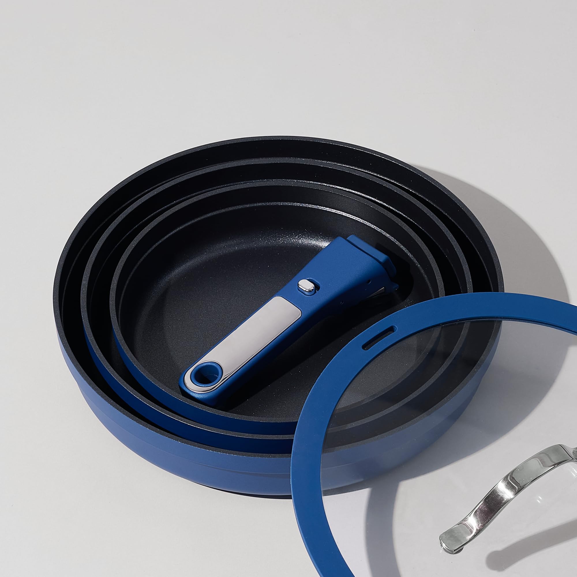 CAROTE detachable handle shown for easy transfer and storage