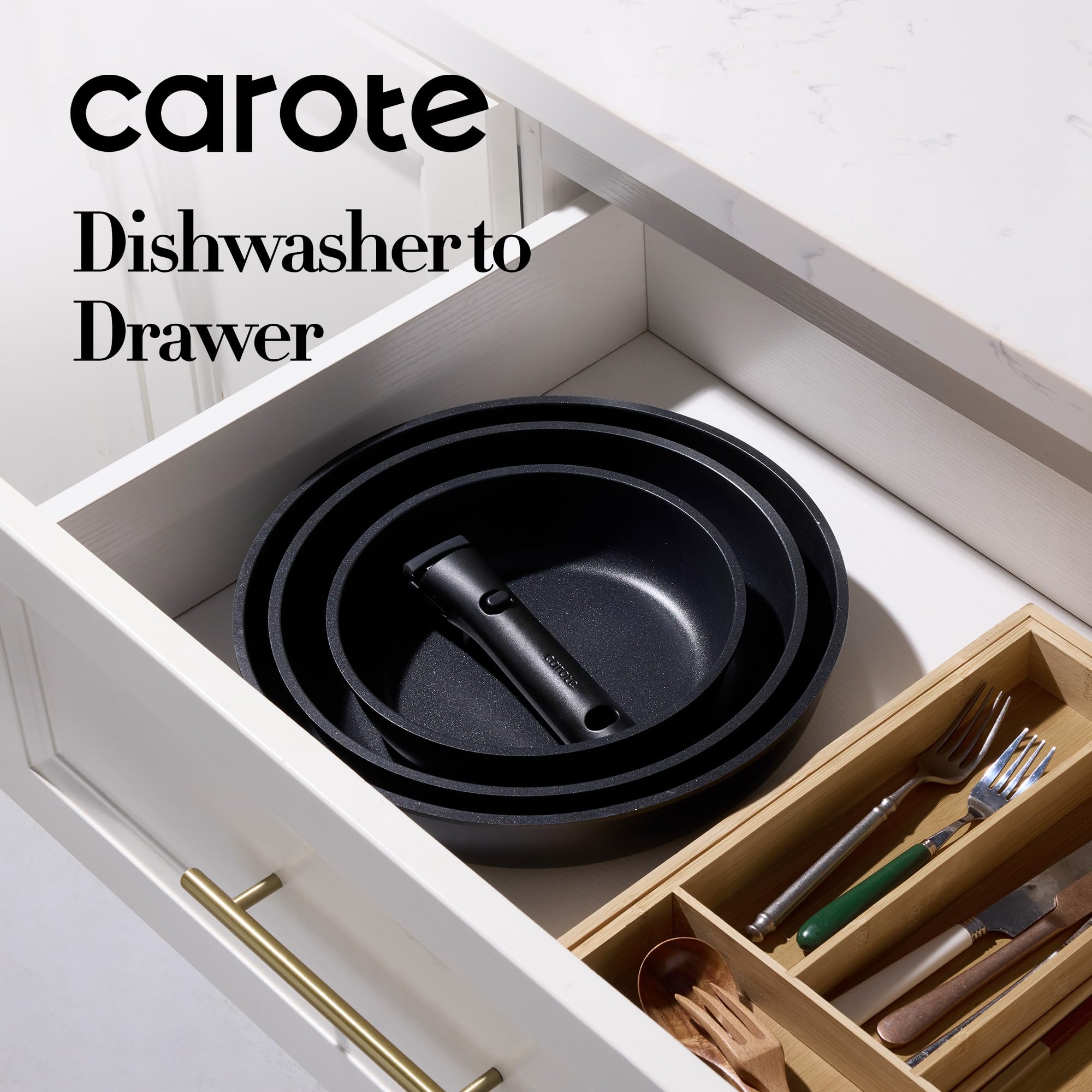 CAROTE detachable-handle design supports compact storage and stable oven transfer.