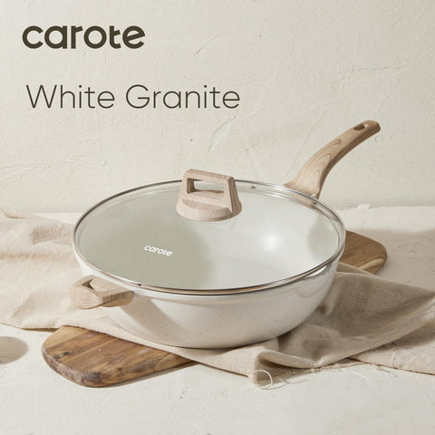 CAROTE dual pour spouts support left- and right-handed pouring.