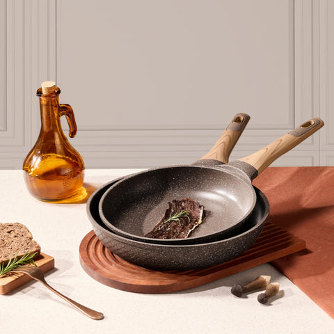 CAROTE easy-clean action shows wipe or rinse after cooking