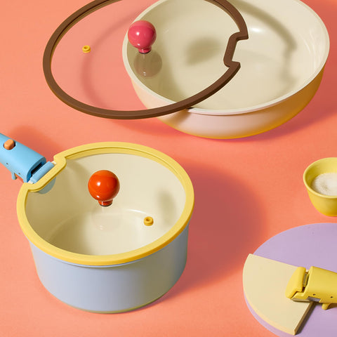 CAROTE easy-clean nonstick surface helps wipe residues after cooking.