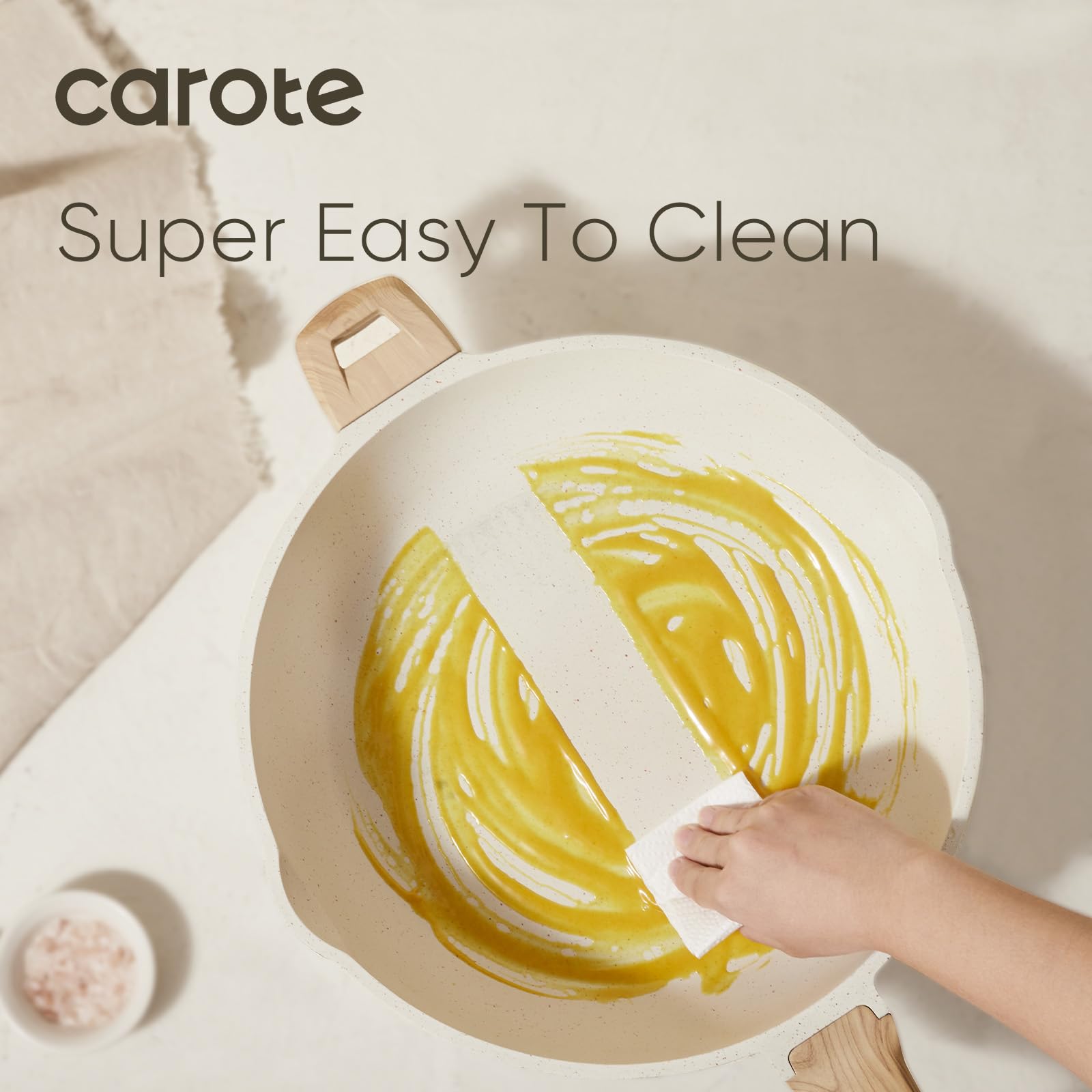 CAROTE rivetless interior simplifies cleaning after cooking.