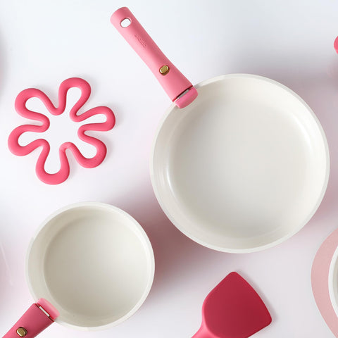 CAROTE stand-up lid keeps the lid off the counter while cooking