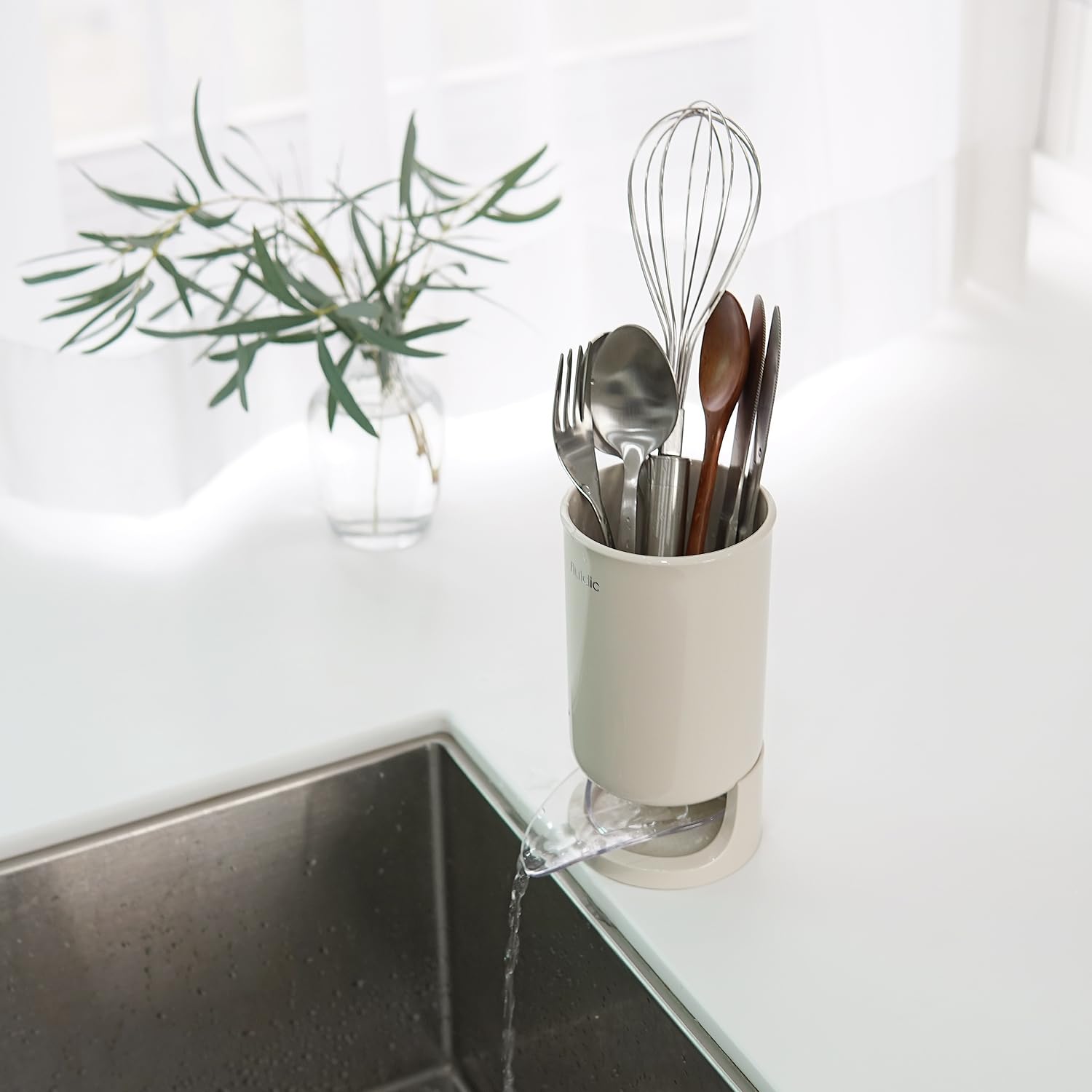 Carrotez made-in-Korea utensil drainer emphasizes quality and craftsmanship.