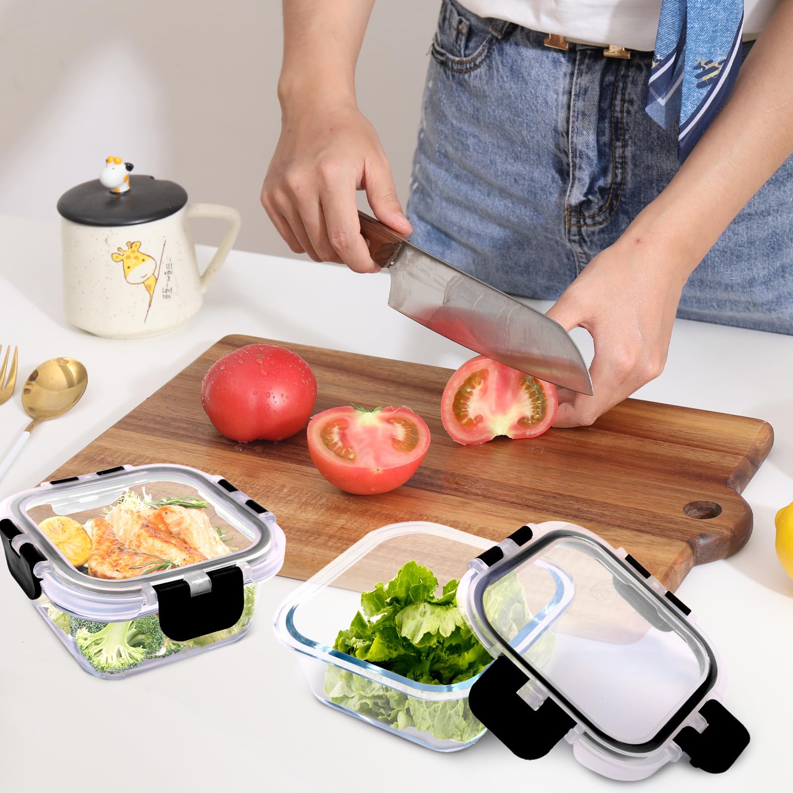 Cedarol four-hinge leakproof lid keeps meals fresh during travel.
