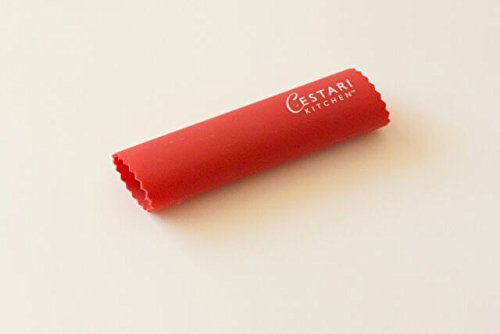 Chef-grade Cestari tool shows effortless garlic peeling in seconds