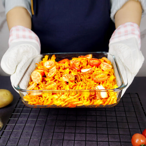 CGNWEEPS 50 oz capacity baking dish ideal for family-sized servings.