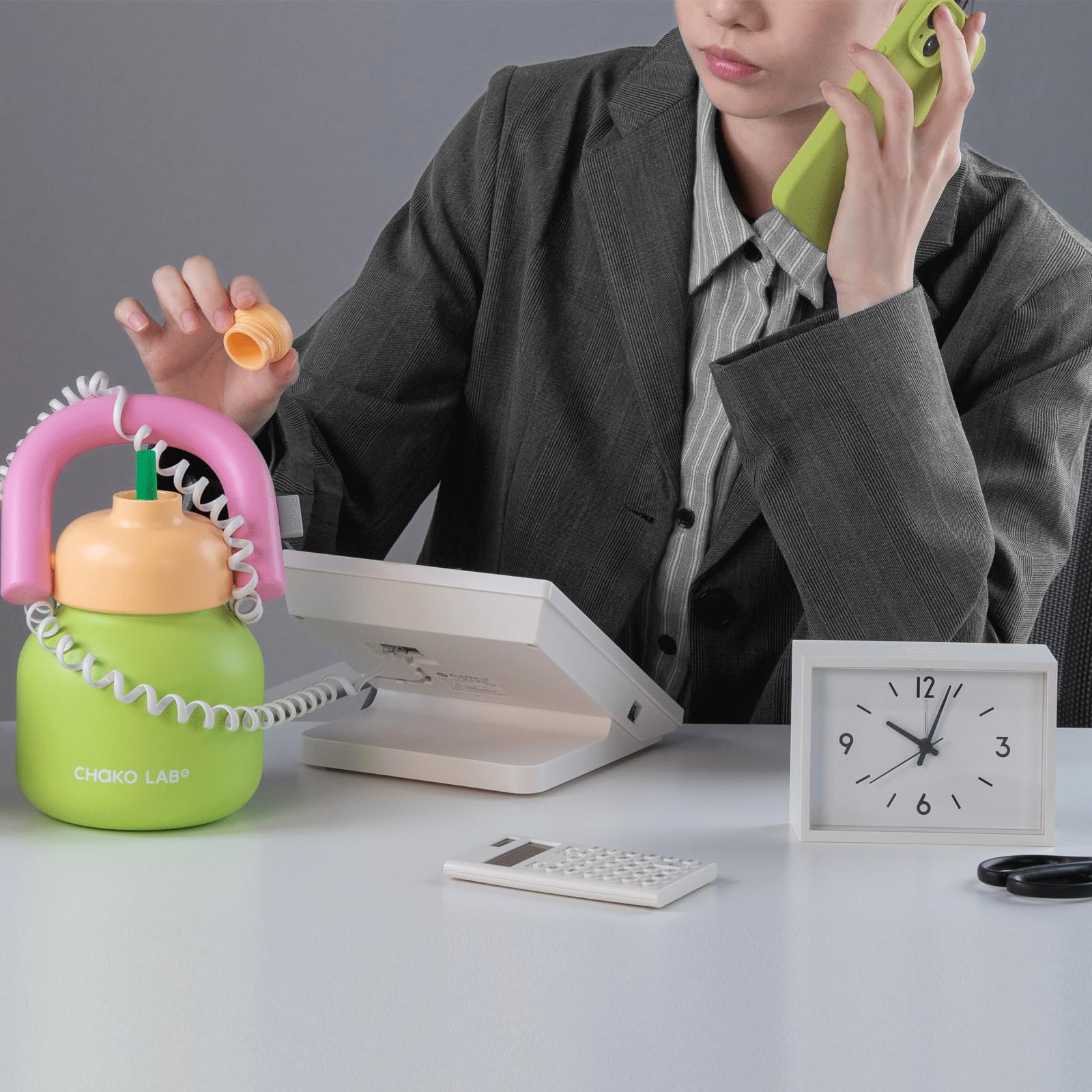 CHAKO LAB water bottle carry-handle enables easy transport during commutes.