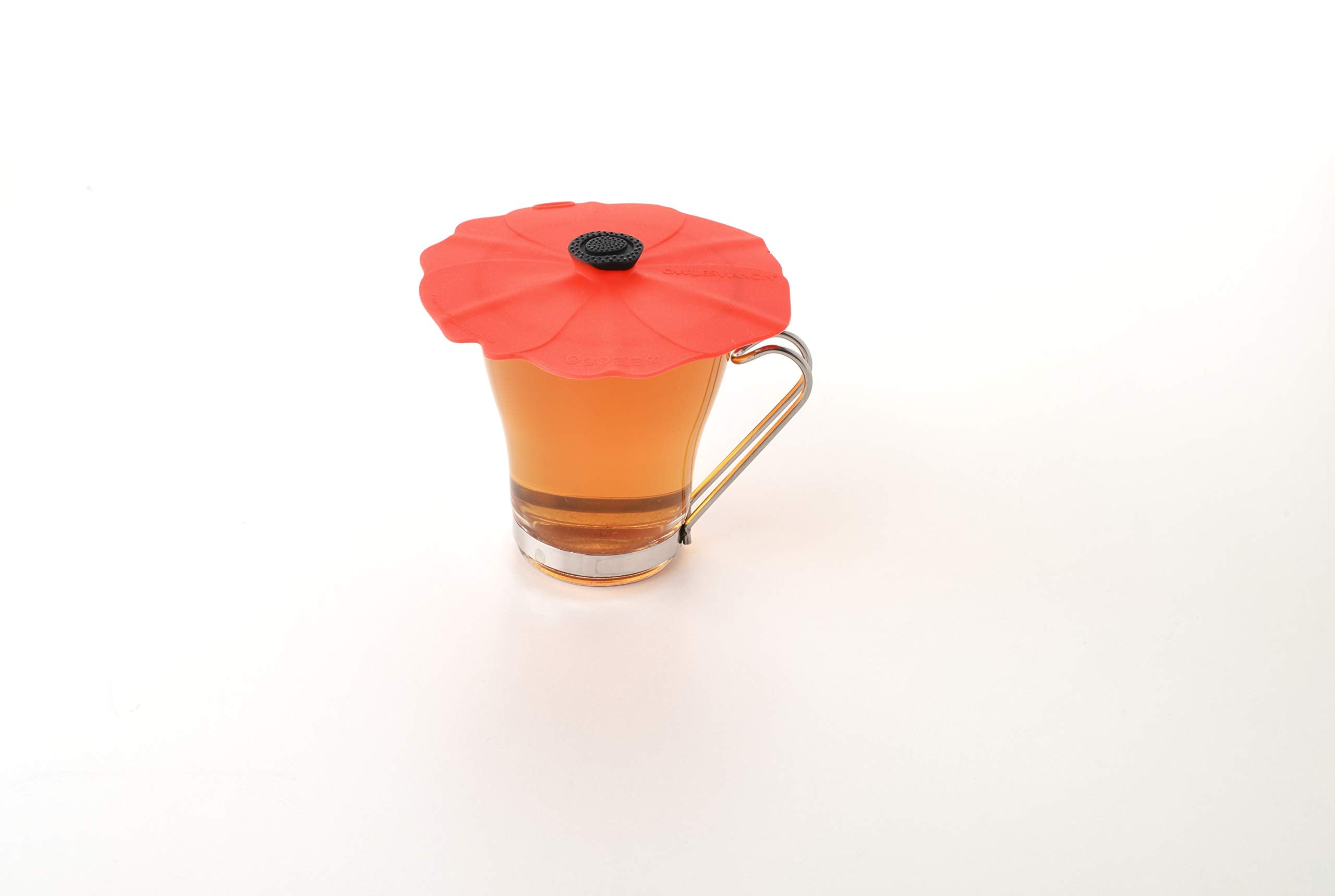 Poppy lid on plastic cup during outdoor dining to keep beverages fresh