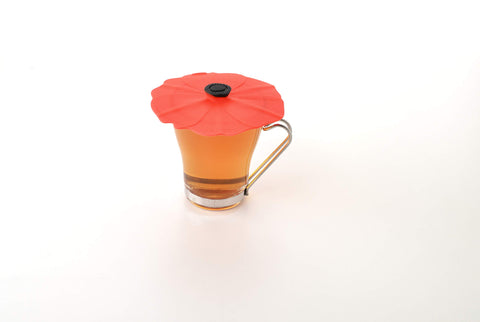 Poppy lid on plastic cup during outdoor dining to keep beverages fresh