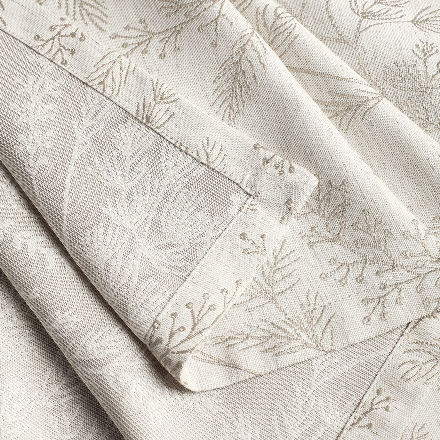 Chassic tablecloth is machine washable and easy to care for.