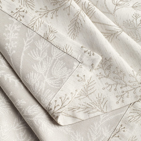 Chassic tablecloth is machine washable and easy to care for.